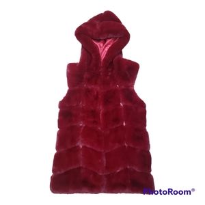 Super chic sleeveless Fur jacket. Free size.